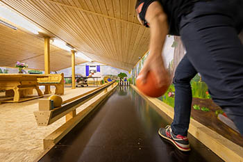 Indoor Spielplatz mit Kegelbahn in der Ferien